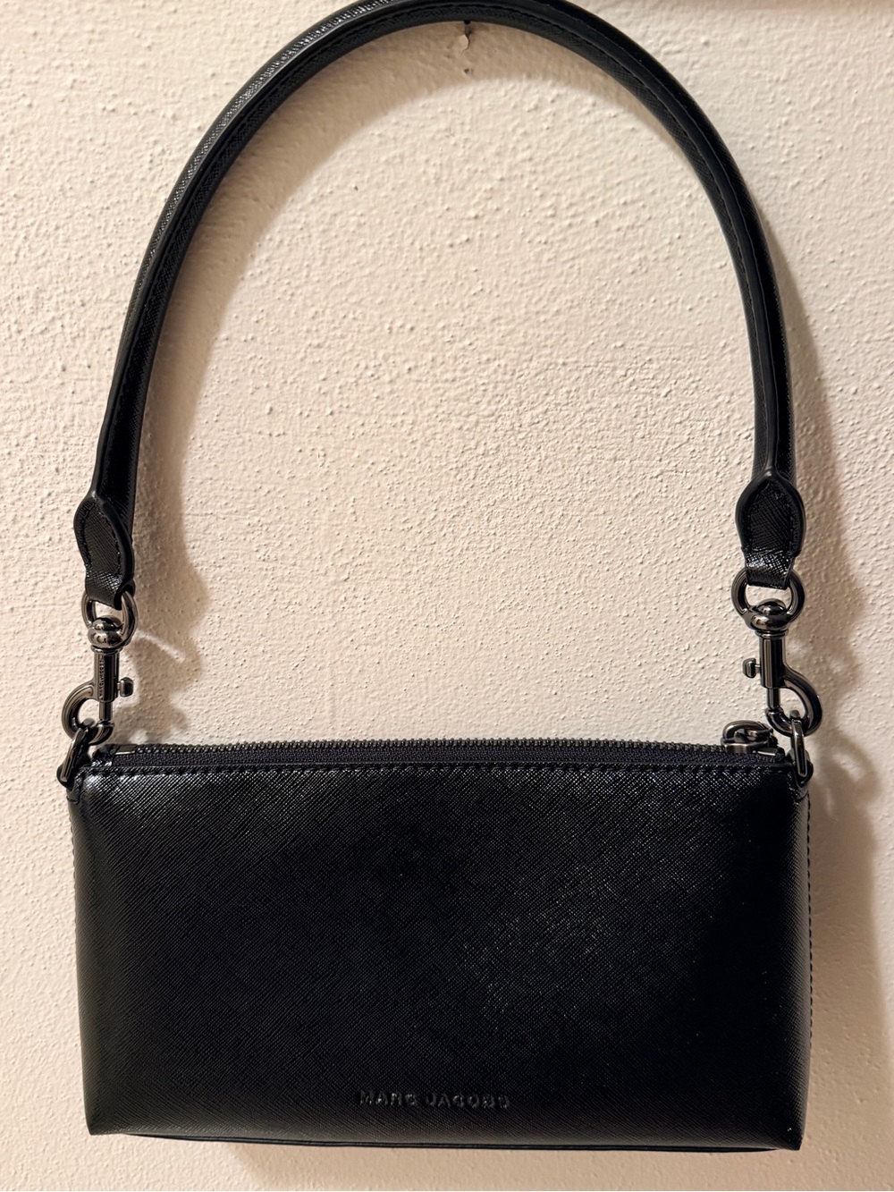 Marc Jacobs Black Leather Shoulder Bag with Metal Logo - Picture 2 of 3